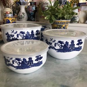 Blue Willow - 3 VTG Nested, Enamel on Metal Mixing Bowls with Lids